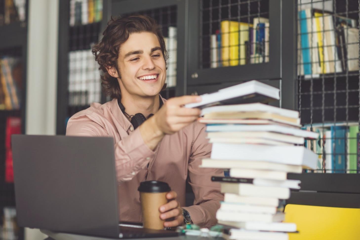 Entrepreneurs travaillant sur leur stratégie de financement